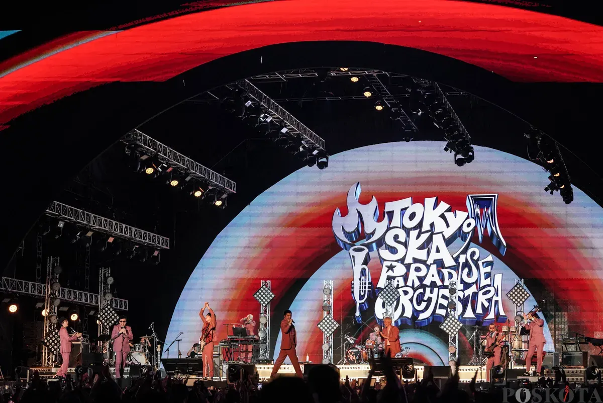 Penampilan grup musik Tokyo Ska Paradise Orchestra bersama Elvy Sukaesih dalam Synchronize Fest 2025 di Gambir Expo Kemayoran, Jakarta, Minggu, 5 Oktober 2025. (Sumber: Poskota/Bilal Nugraha Ginanjar)