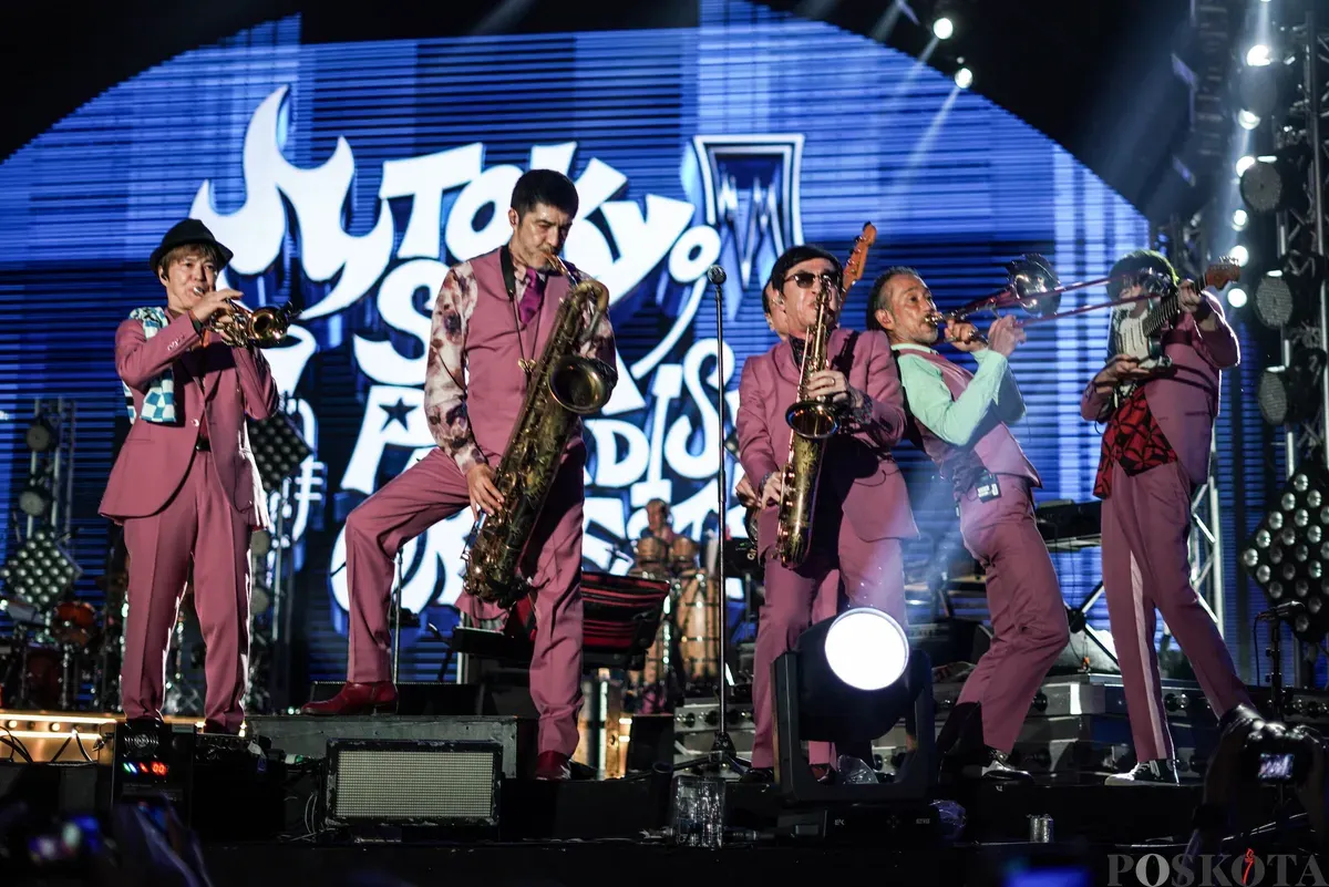 Penampilan grup musik Tokyo Ska Paradise Orchestra bersama Elvy Sukaesih dalam Synchronize Fest 2025 di Gambir Expo Kemayoran, Jakarta, Minggu, 5 Oktober 2025. (Sumber: Poskota/Bilal Nugraha Ginanjar)
