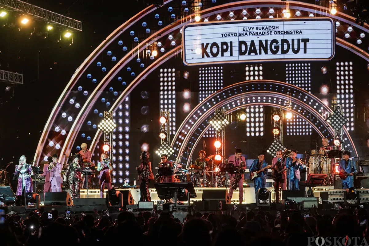 Penampilan grup musik Tokyo Ska Paradise Orchestra bersama Elvy Sukaesih dalam Synchronize Fest 2025 di Gambir Expo Kemayoran, Jakarta, Minggu, 5 Oktober 2025. (Sumber: Poskota/Bilal Nugraha Ginanjar)
