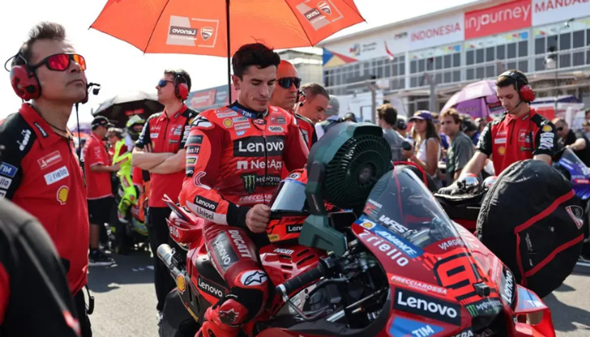 Marc Marquez mengalami cedera tulang selangka kanan pasca insiden crash dengan Bezzecchi di MotoGP Mandalika 2025. Pebalap Ducati ini langsung pulang ke Spanyol untuk pemeriksaan lebih lanjut. (Sumber: X/@InfoR00M)