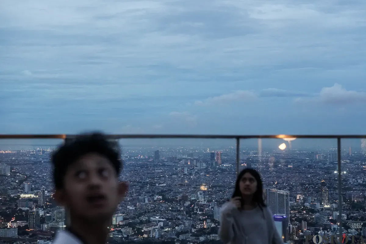 Pengunjung memandang lanskap Jakarta saat senja di bagian atap Gedung Autograph Tower Thamrin Nine, Jakarta, Kamis, 2 Oktober 2025. (Sumber: Poskota/Bilal Nugraha Ginanjar)