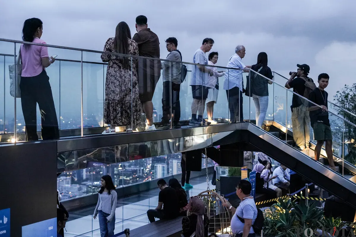 Pengunjung memandang lanskap Jakarta saat senja di bagian atap Gedung Autograph Tower Thamrin Nine, Jakarta, Kamis, 2 Oktober 2025. (Sumber: Poskota/Bilal Nugraha Ginanjar)