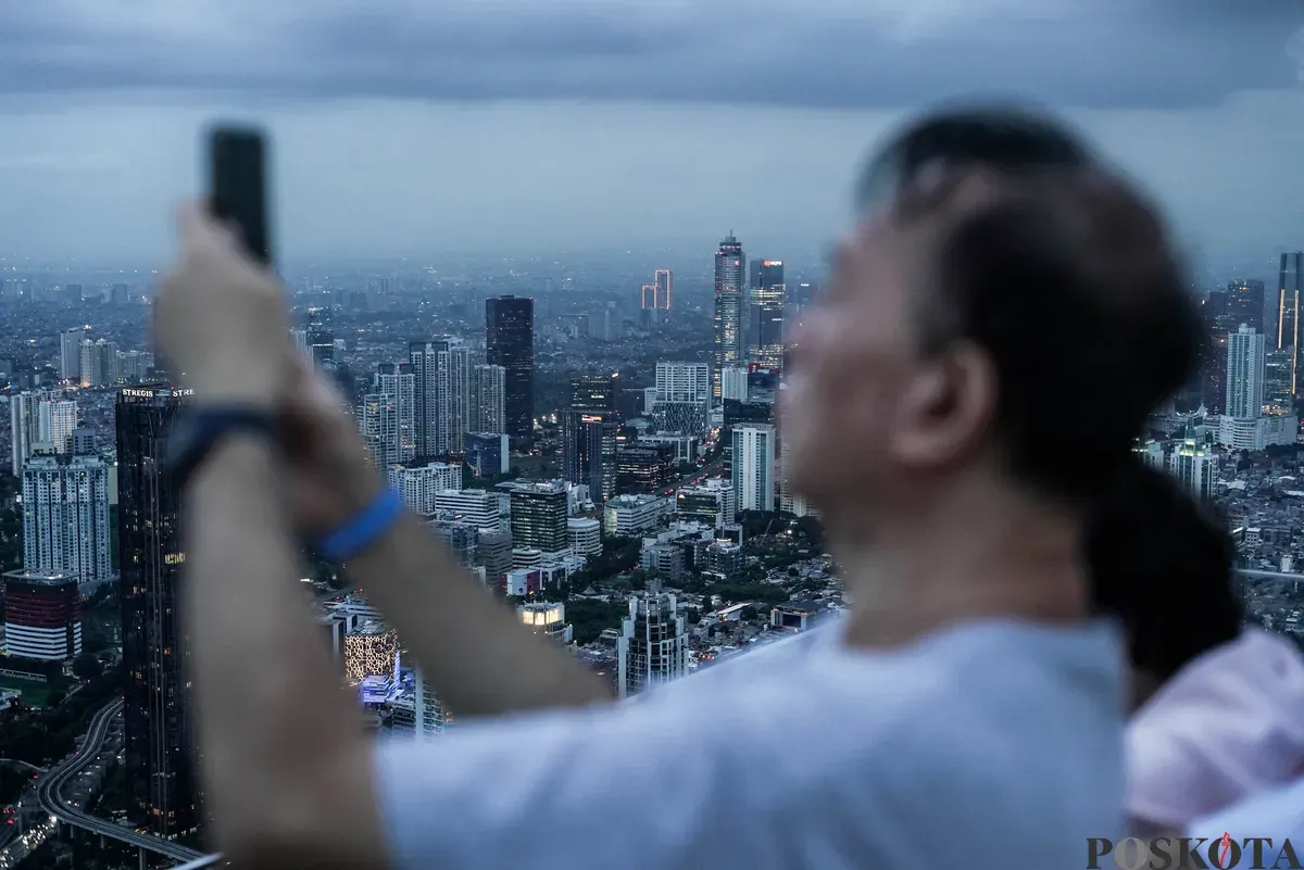 Pengunjung memandang lanskap Jakarta saat senja di bagian atap Gedung Autograph Tower Thamrin Nine, Jakarta, Kamis, 2 Oktober 2025. (Sumber: Poskota/Bilal Nugraha Ginanjar)