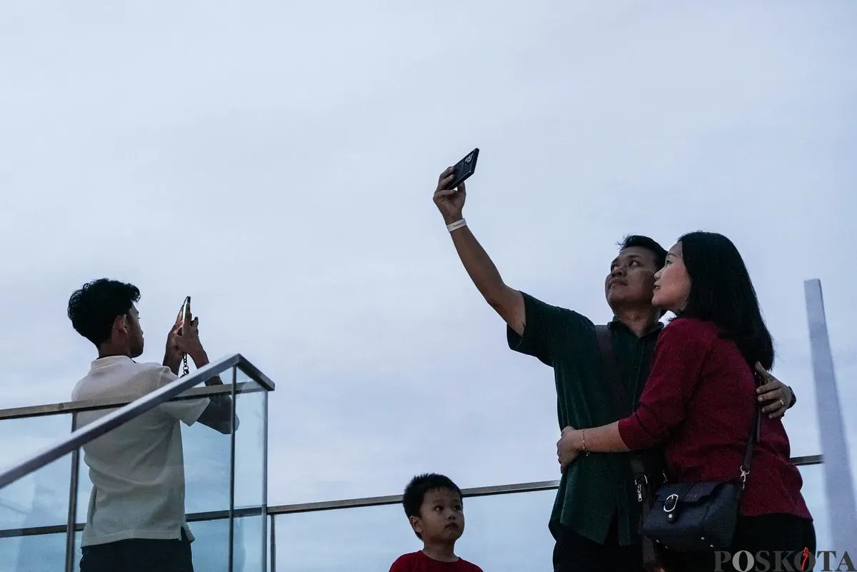 Pengunjung memandang lanskap Jakarta saat senja di bagian atap Gedung Autograph Tower Thamrin Nine, Jakarta, Kamis, 2 Oktober 2025. (Sumber: Poskota/Bilal Nugraha Ginanjar)