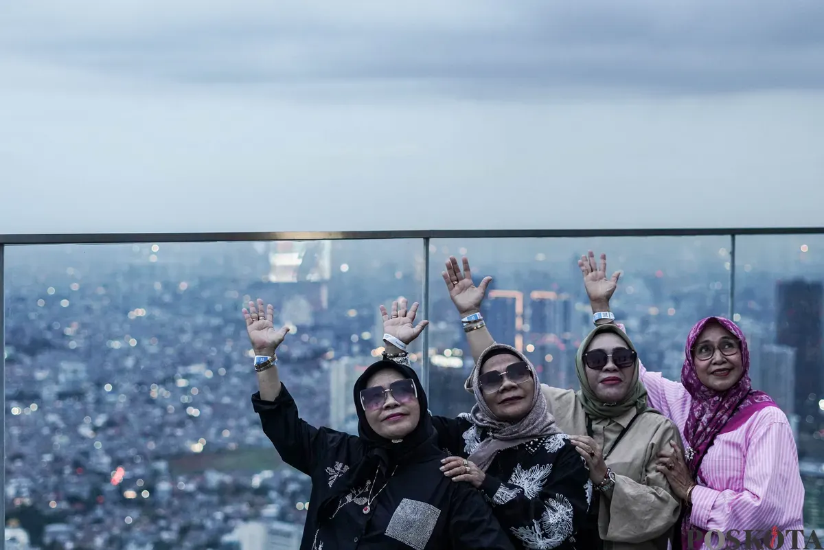 Pengunjung memandang lanskap Jakarta saat senja di bagian atap Gedung Autograph Tower Thamrin Nine, Jakarta, Kamis, 2 Oktober 2025. (Sumber: Poskota/Bilal Nugraha Ginanjar)