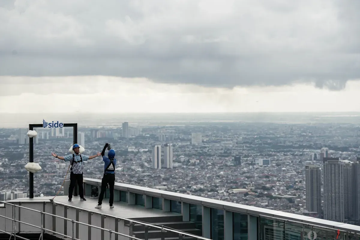 Pengunjung memandang lanskap Jakarta saat senja di bagian atap Gedung Autograph Tower Thamrin Nine, Jakarta, Kamis, 2 Oktober 2025. (Sumber: Poskota/Bilal Nugraha Ginanjar)