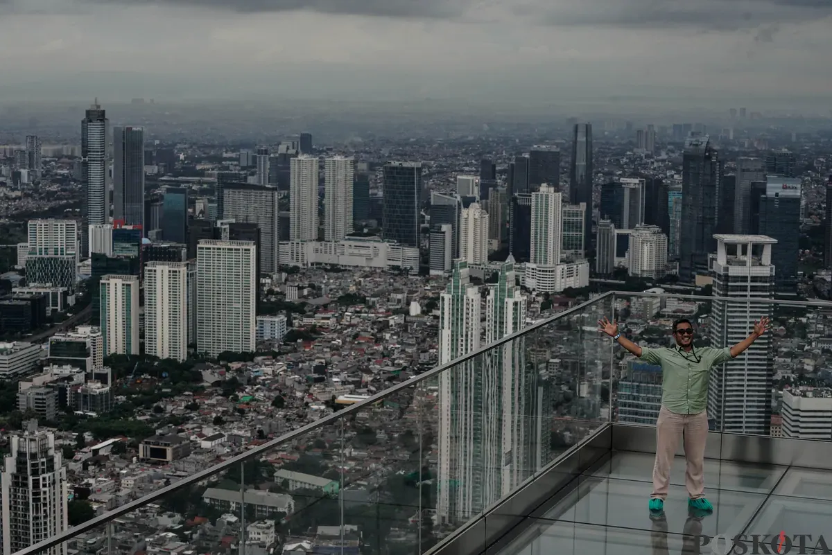 Pengunjung memandang lanskap Jakarta saat senja di bagian atap Gedung Autograph Tower Thamrin Nine, Jakarta, Kamis, 2 Oktober 2025. (Sumber: Poskota/Bilal Nugraha Ginanjar)