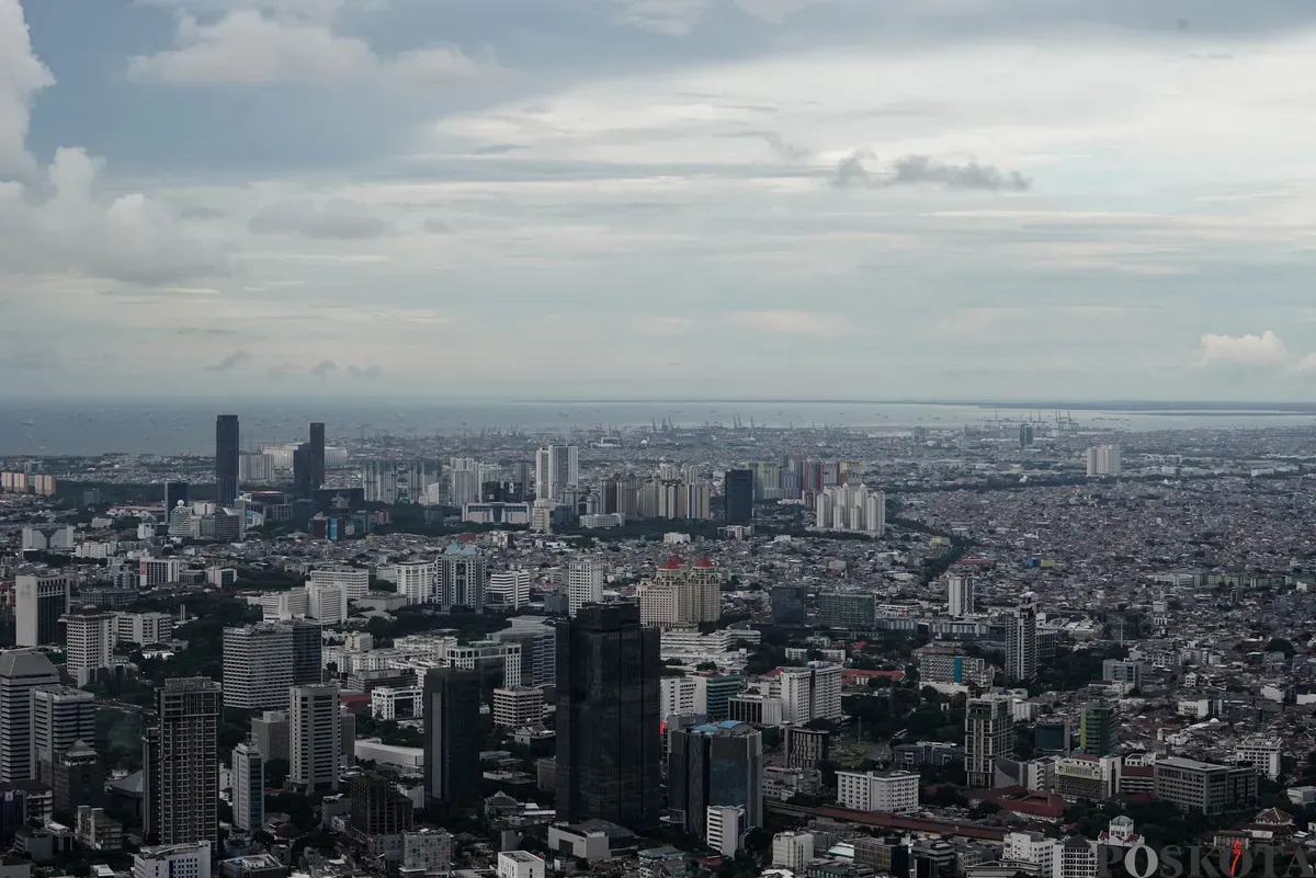 Lanskap Jakarta saat senja di bagian atap Gedung Autograph Tower Thamrin Nine, Jakarta, Kamis, 2 Oktober 2025. (Sumber: Poskota/Bilal Nugraha Ginanjar)