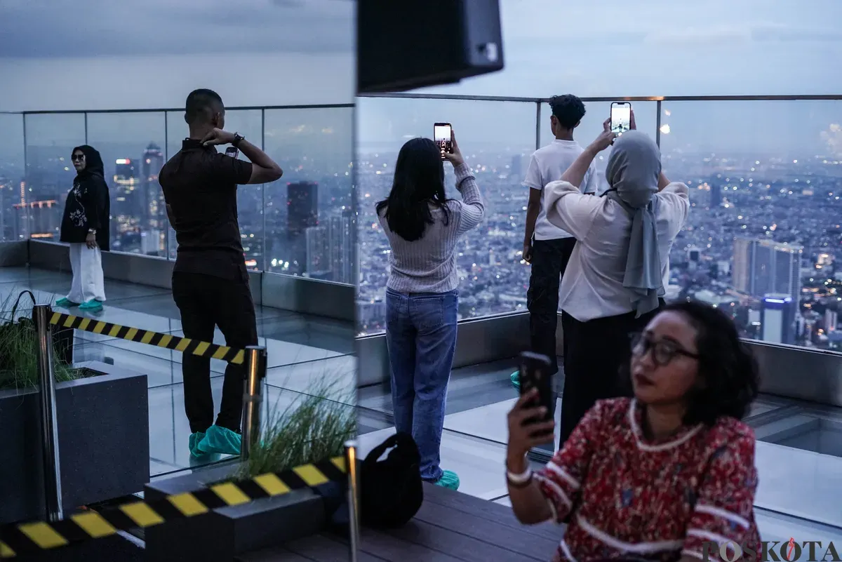Pengunjung memandang lanskap Jakarta saat senja di bagian atap Gedung Autograph Tower Thamrin Nine, Jakarta, Kamis, 2 Oktober 2025. (Sumber: Poskota/Bilal Nugraha Ginanjar)
