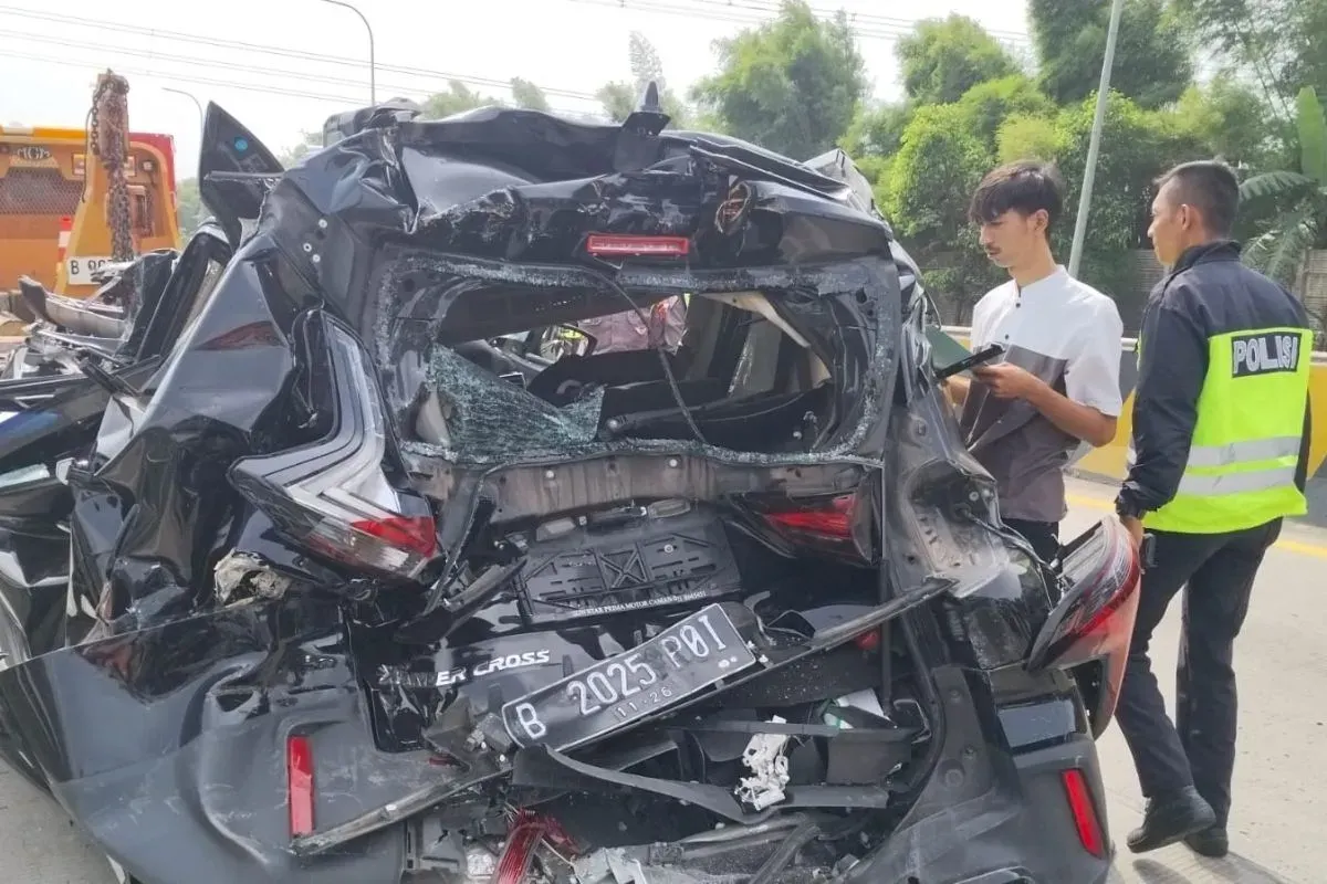 Petugas mengevakuasi mobil ringsek di gerbang Cilegon Timur tol Tangerang-Merak, Desa Serdang, Kecamatan Kramatwatu, Kabupaten Serang, Senin, 6 Oktober 2025. (Sumber: Dok. Polresta Serang)