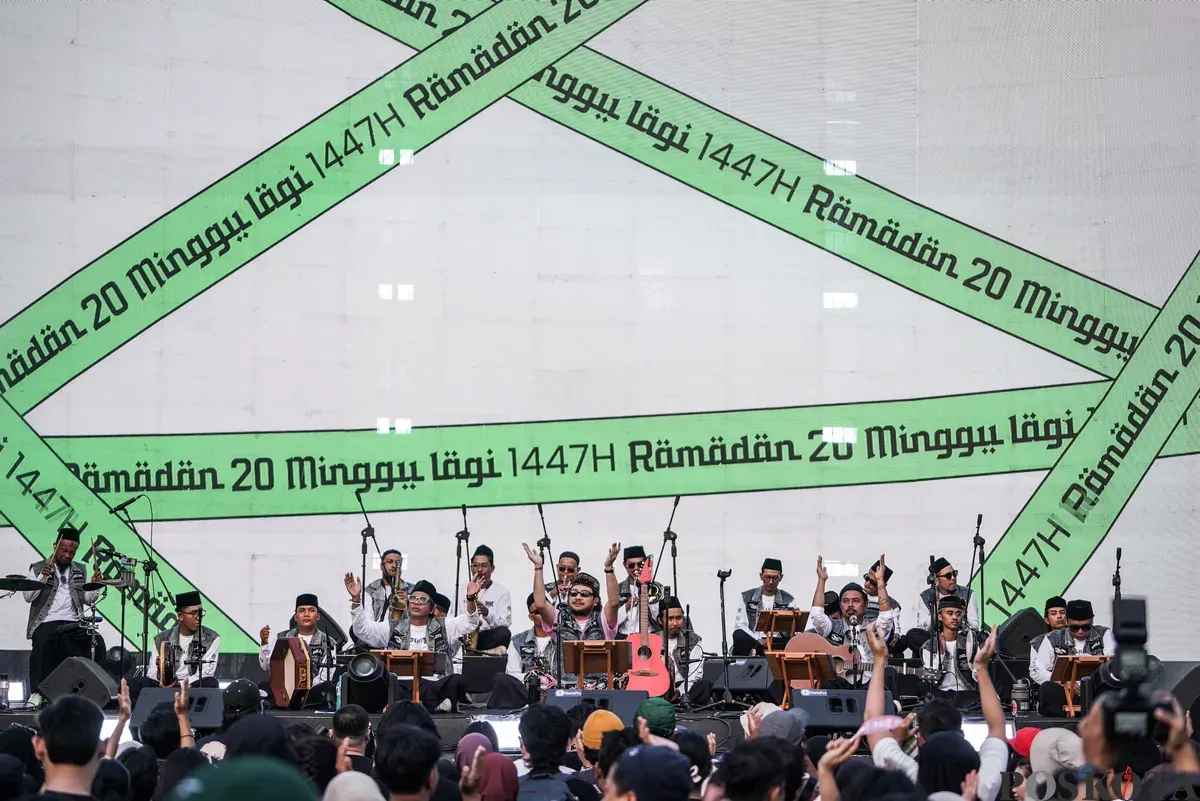 Grup musik Yogyakarta Hadroh Clan bersama Penyanyi Kunto Aji tampil membuka Synchronize 2025 di Gambir Expo Jakarta, Jum'at, 3 Oktober 2025. (Sumber: Poskota/Bilal Nugraha Ginanjar)