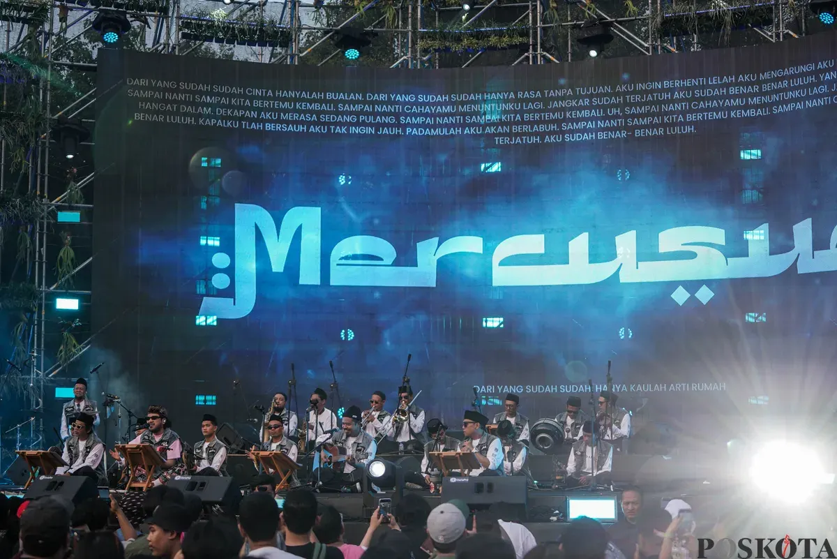 Grup musik Yogyakarta Hadroh Clan bersama Penyanyi Kunto Aji tampil membuka Synchronize 2025 di Gambir Expo Jakarta, Jum'at, 3 Oktober 2025. (Sumber: Poskota/Bilal Nugraha Ginanjar)