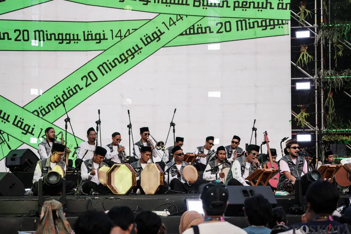 Grup musik Yogyakarta Hadroh Clan bersama Penyanyi Kunto Aji tampil membuka Synchronize 2025 di Gambir Expo Jakarta, Jum'at, 3 Oktober 2025. (Sumber: Poskota/Bilal Nugraha Ginanjar)
