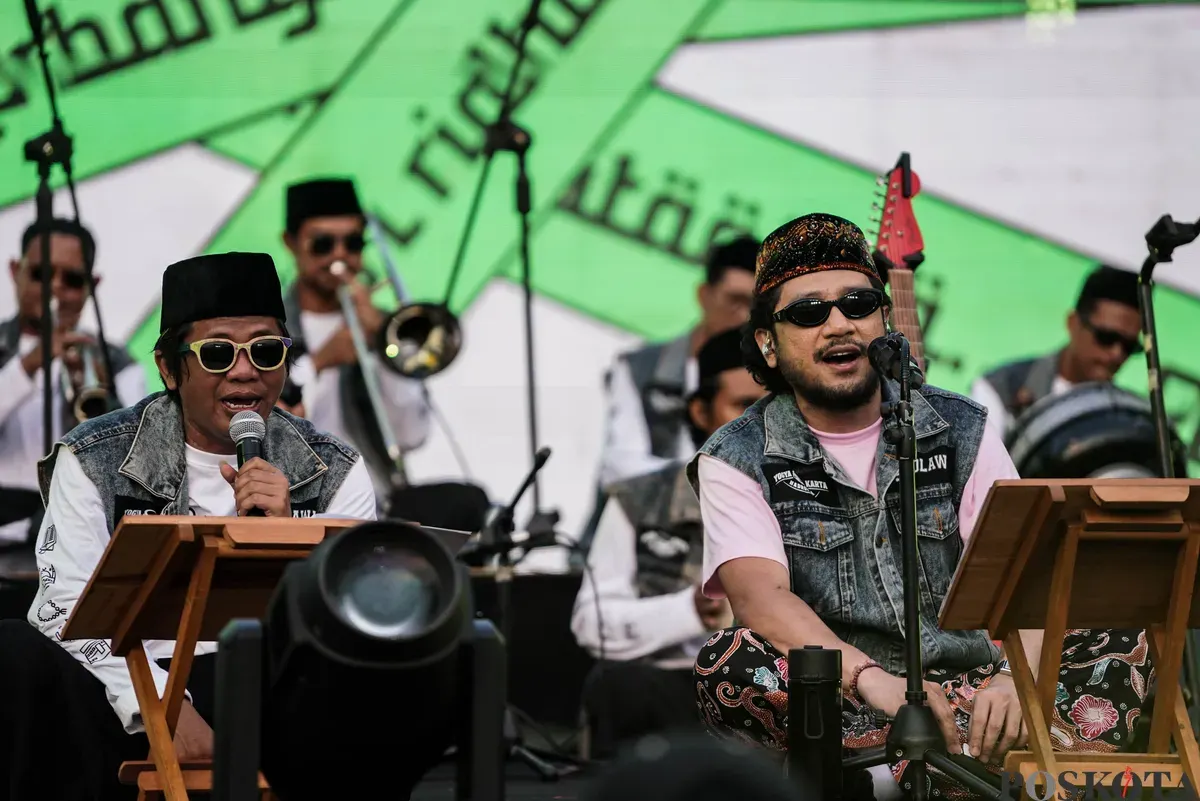 Grup musik Yogyakarta Hadroh Clan bersama Penyanyi Kunto Aji tampil membuka Synchronize 2025 di Gambir Expo Jakarta, Jum'at, 3 Oktober 2025. (Sumber: Poskota/Bilal Nugraha Ginanjar)