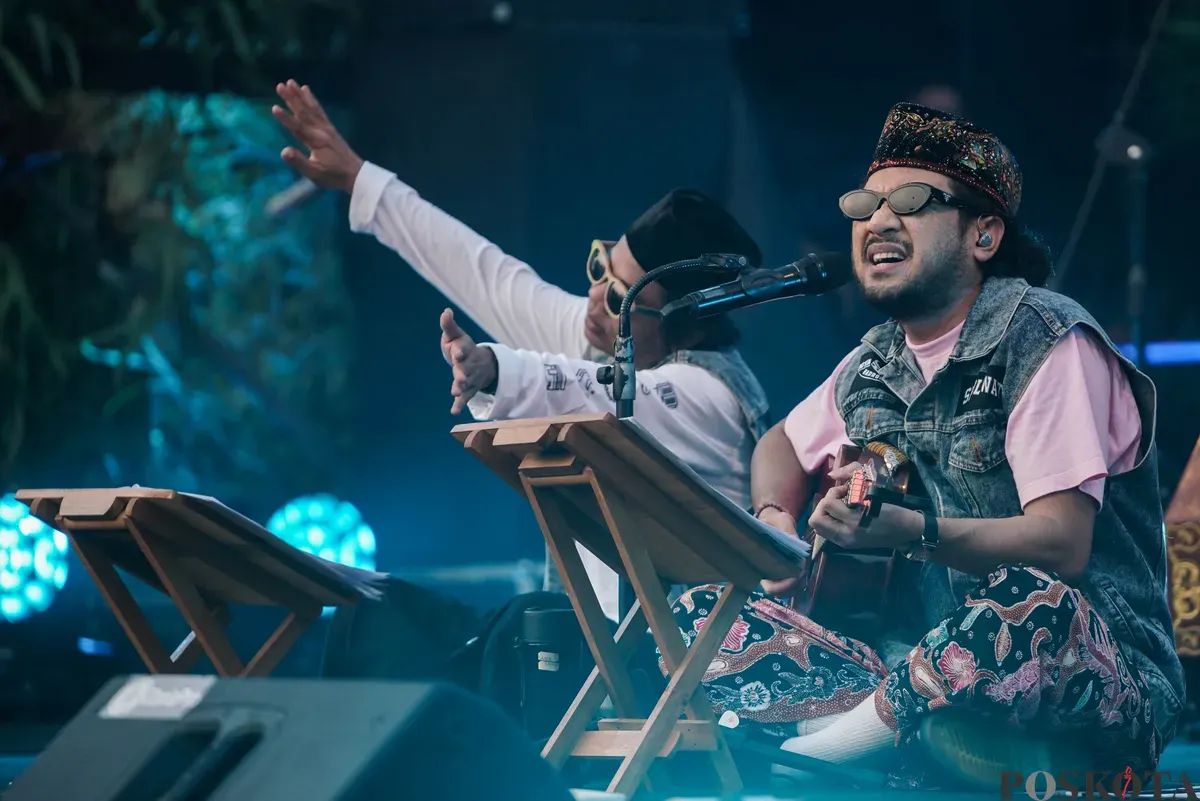 Grup musik Yogyakarta Hadroh Clan bersama Penyanyi Kunto Aji tampil membuka Synchronize 2025 di Gambir Expo Jakarta, Jum'at, 3 Oktober 2025. (Sumber: Poskota/Bilal Nugraha Ginanjar)