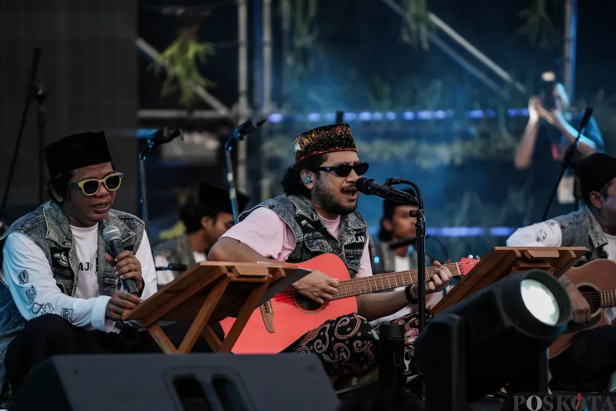 Grup musik Yogyakarta Hadroh Clan bersama Penyanyi Kunto Aji tampil membuka Synchronize 2025 di Gambir Expo Jakarta, Jum'at, 3 Oktober 2025. (Sumber: Poskota/Bilal Nugraha Ginanjar)