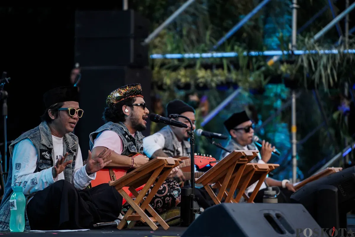 Grup musik Yogyakarta Hadroh Clan bersama Penyanyi Kunto Aji tampil membuka Synchronize 2025 di Gambir Expo Jakarta, Jum'at, 3 Oktober 2025. (Sumber: Poskota/Bilal Nugraha Ginanjar)