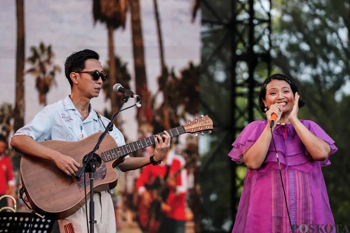 Grup musik White Shoes and The Couples Company tampil membuka Synchronize 2025 di Gambir Expo Jakarta, Jum'at, 3 Oktober 2025. (Sumber: Poskota/Bilal Nugraha Ginanjar)
