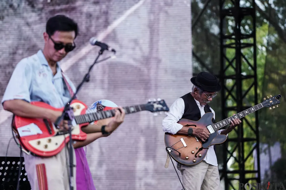 Grup musik White Shoes and The Couples Company tampil membuka Synchronize 2025 di Gambir Expo Jakarta, Jum'at, 3 Oktober 2025. (Sumber: Poskota/Bilal Nugraha Ginanjar)