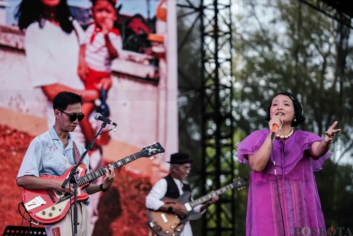 Grup musik White Shoes and The Couples Company tampil membuka Synchronize 2025 di Gambir Expo Jakarta, Jum'at, 3 Oktober 2025. (Sumber: Poskota/Bilal Nugraha Ginanjar)