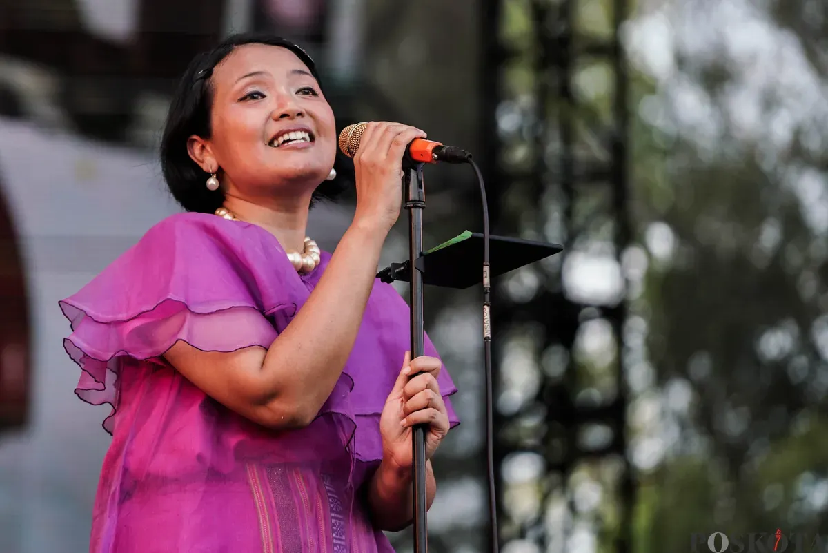 Grup musik White Shoes and The Couples Company tampil membuka Synchronize 2025 di Gambir Expo Jakarta, Jum'at, 3 Oktober 2025. (Sumber: Poskota/Bilal Nugraha Ginanjar)