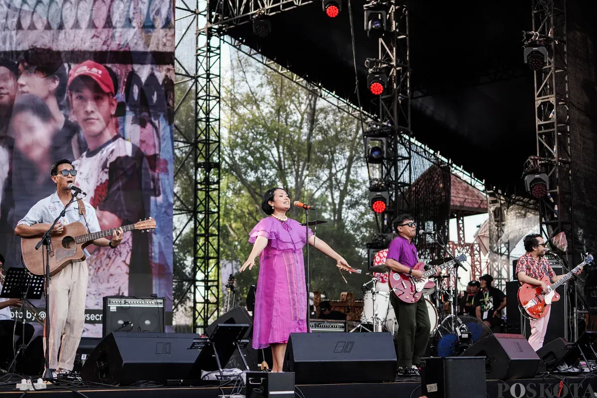 Grup musik White Shoes and The Couples Company tampil membuka Synchronize 2025 di Gambir Expo Jakarta, Jum'at, 3 Oktober 2025. (Sumber: Poskota/Bilal Nugraha Ginanjar)
