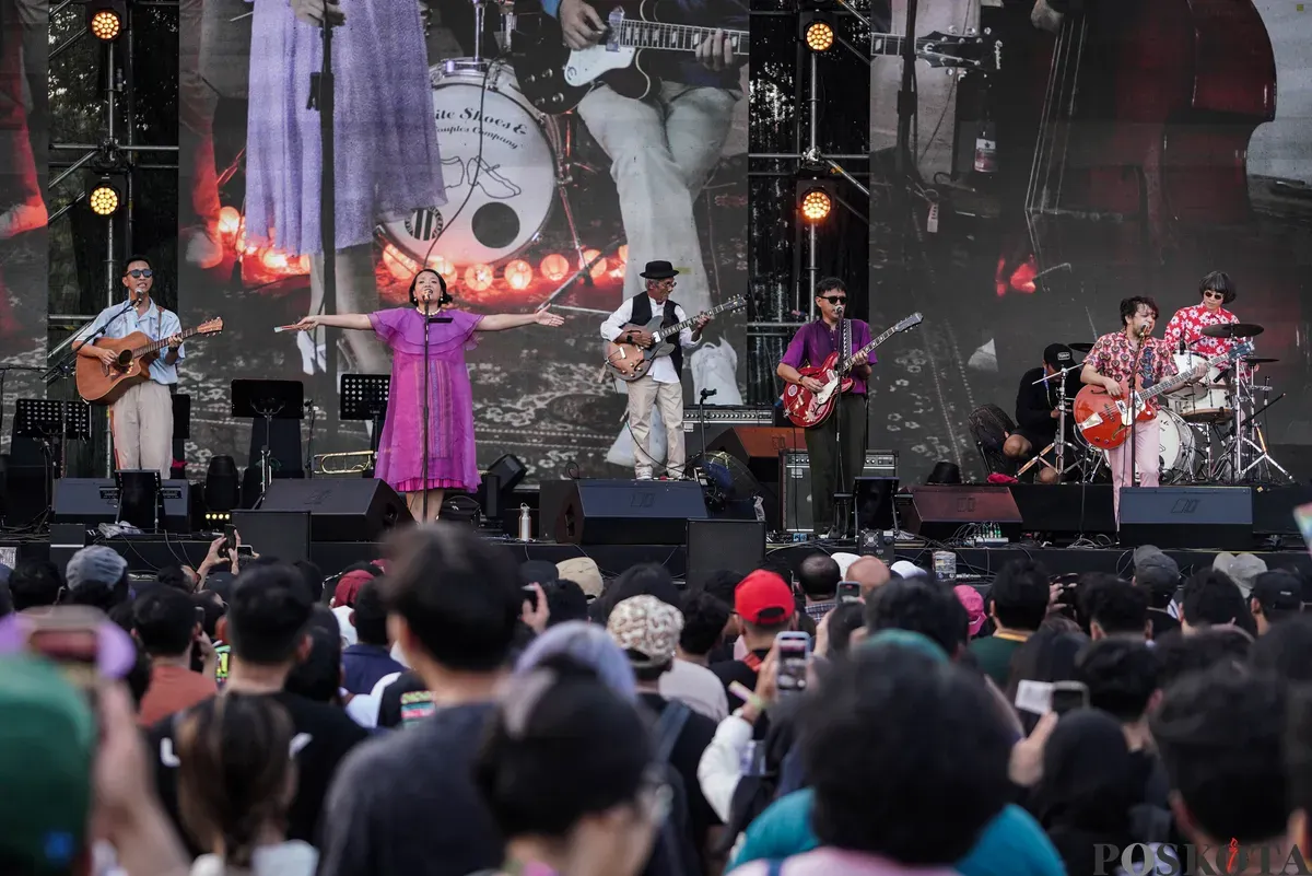Grup musik White Shoes and The Couples Company tampil membuka Synchronize 2025 di Gambir Expo Jakarta, Jum'at, 3 Oktober 2025. (Sumber: Poskota/Bilal Nugraha Ginanjar)