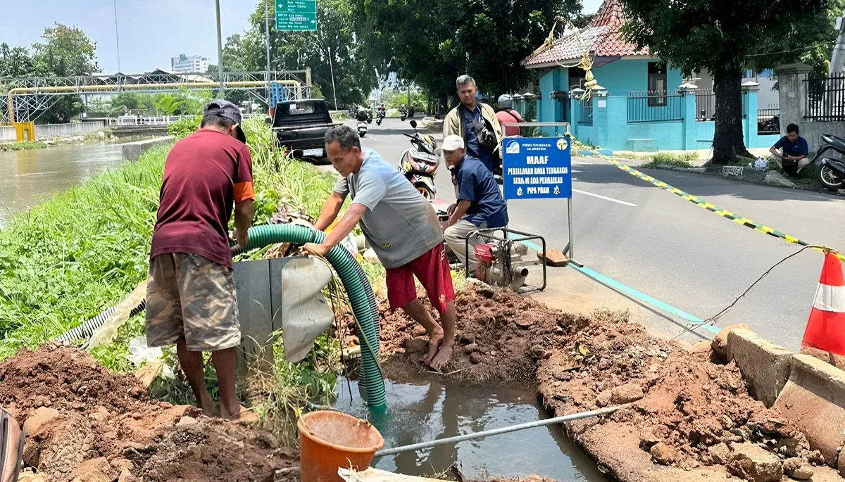 Petugas Perumda Tirta Patriot memperbaiki pipa bocor di kawasan Bekasi Timur, dekat RS Siloam, Jumat 3 Oktober 2025. (Sumber: Humas PDAM Tirta Patriot)
