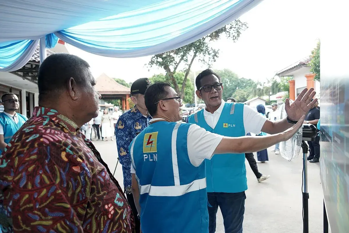 General Manager PLN UID Jakarta Raya, Moch Andy Adchaminoerdin menjelaskan spesifikasi SPKLU kepada pengurus Jakarta Golf Club dan aparat Kecamatan Pulo Gadung. (Sumber: Dok. PLN UID Jakarta Raya)