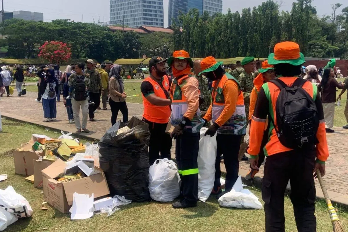 Petugas kebersihan melakukan pembersihan sampah seusai perayaan HUT ke-80 TNI di Monas, Gambir, Jakarta Pusat. (Sumber: Dok. DLH Jakarta)
