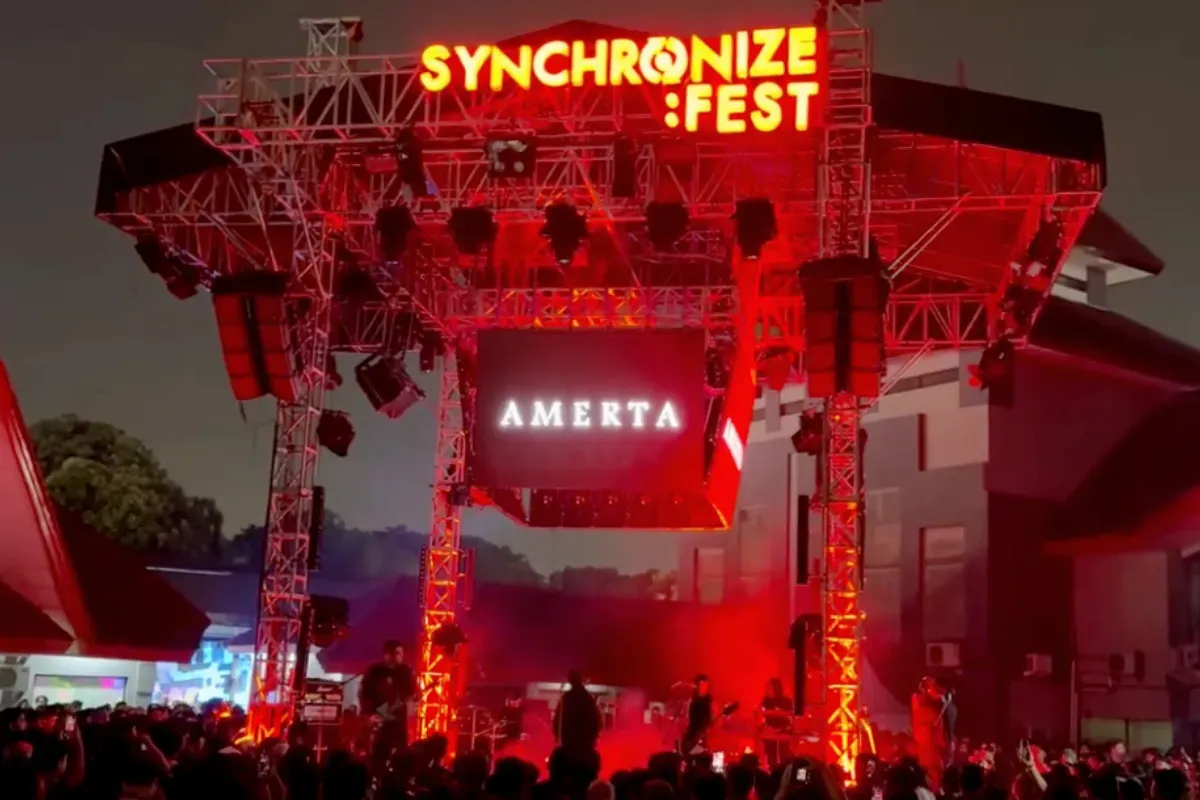 Potret band Amerta saat berada di atas panggung Riffmeister The Legacy of Ricky Siahaan di Synchronize Fest 2025. (Sumber: Instagram/@aparatmati)