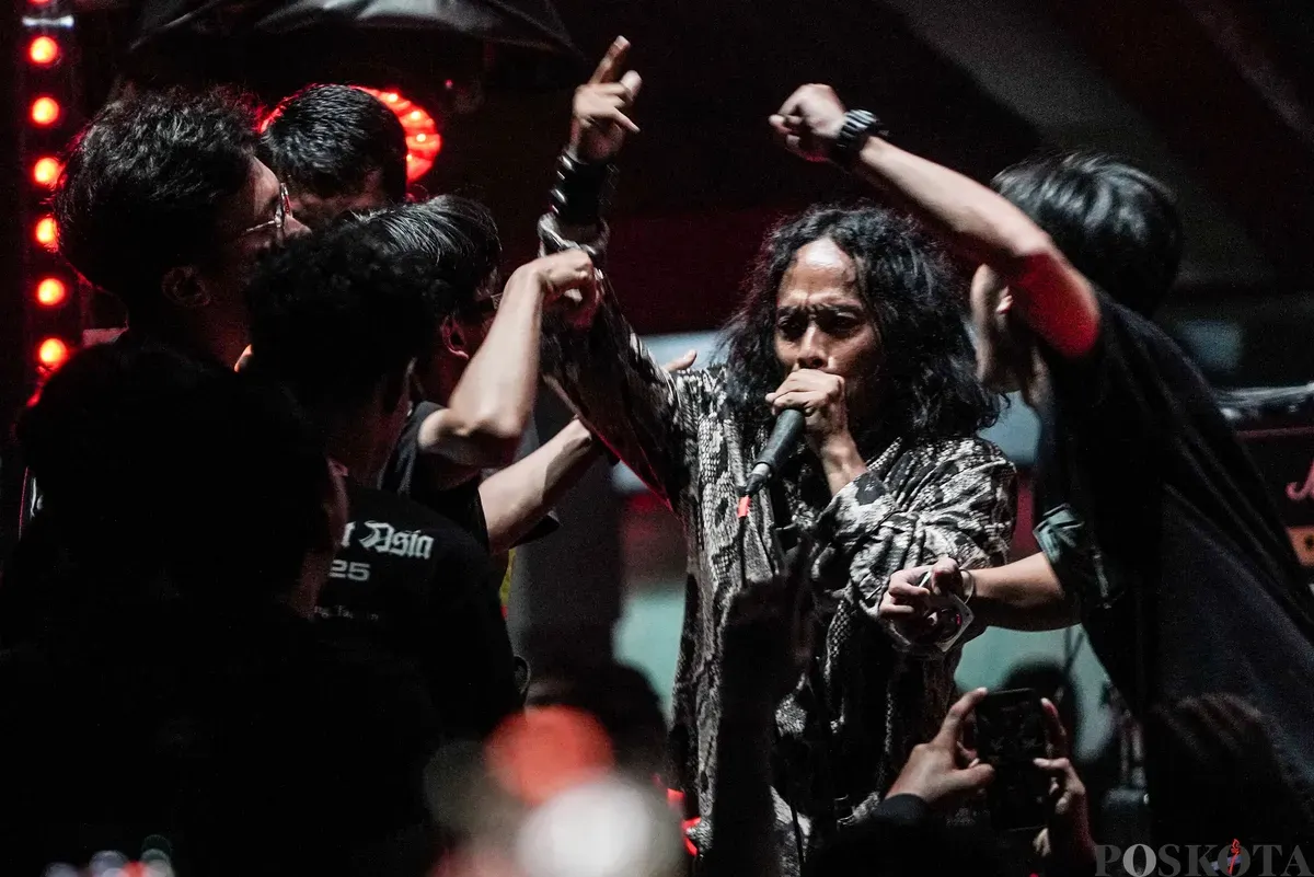 Sejumlah grup musik dan musisi tampil pada Riffmeister : The Legacy of Ricky Siahaan di Synchronize Fest 2025, Gambir Expo Kemayoran, Jakarta, Minggu, 5 Oktober 2025. (Sumber: Poskota/Bilal Nugraha Ginanjar)