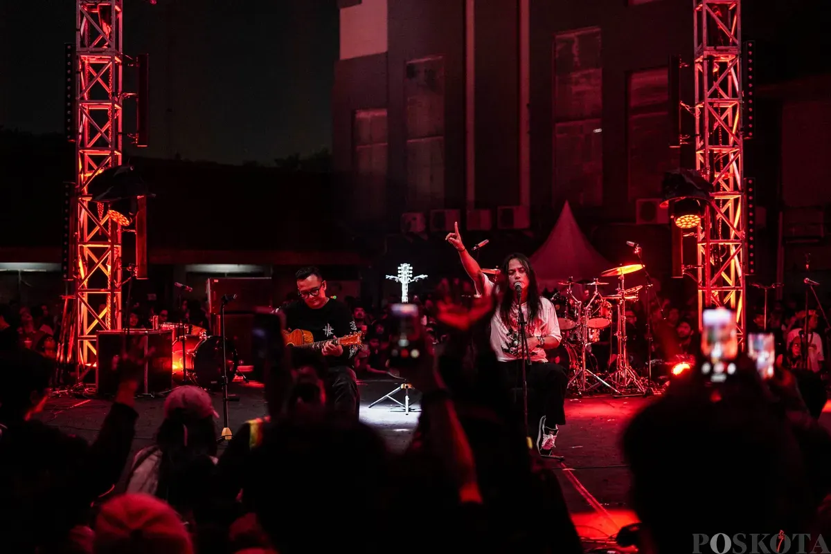 Sejumlah grup musik dan musisi tampil pada Riffmeister : The Legacy of Ricky Siahaan di Synchronize Fest 2025, Gambir Expo Kemayoran, Jakarta, Minggu, 5 Oktober 2025. (Sumber: Poskota/Bilal Nugraha Ginanjar)