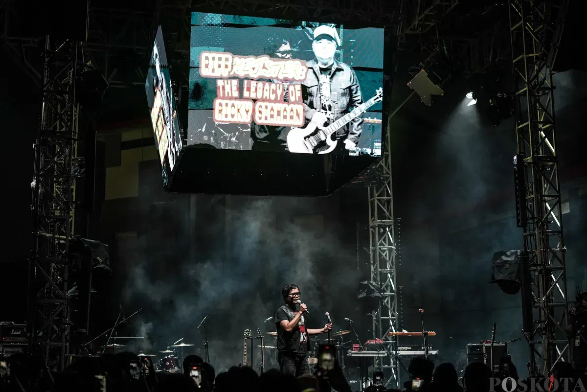 Sejumlah grup musik dan musisi tampil pada Riffmeister : The Legacy of Ricky Siahaan di Synchronize Fest 2025, Gambir Expo Kemayoran, Jakarta, Minggu, 5 Oktober 2025. (Sumber: Poskota/Bilal Nugraha Ginanjar)