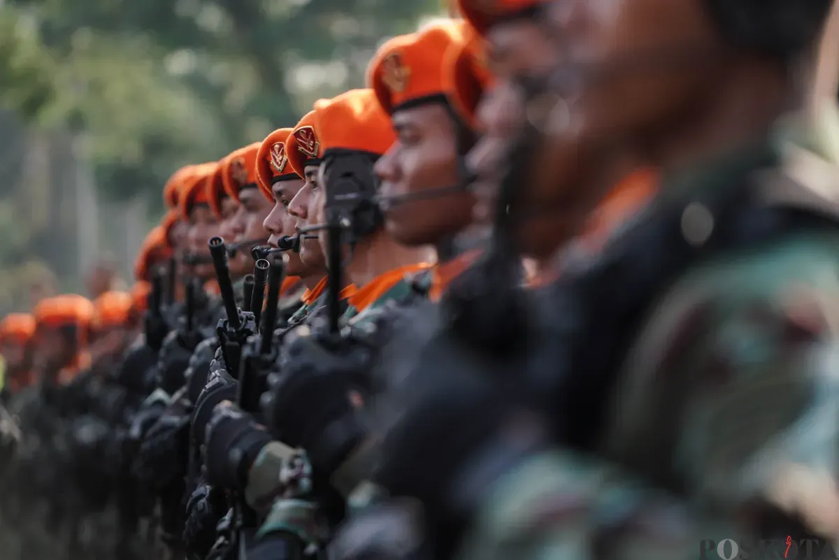 Prajurit TNI mengikuti defile pasukan dalam peringatan HUT ke-80 TNI di kawasan Silang Monas, Jakarta, Minggu, 5 Oktober 2025. (Sumber: Poskota/Bilal Nugraha Ginanjar)