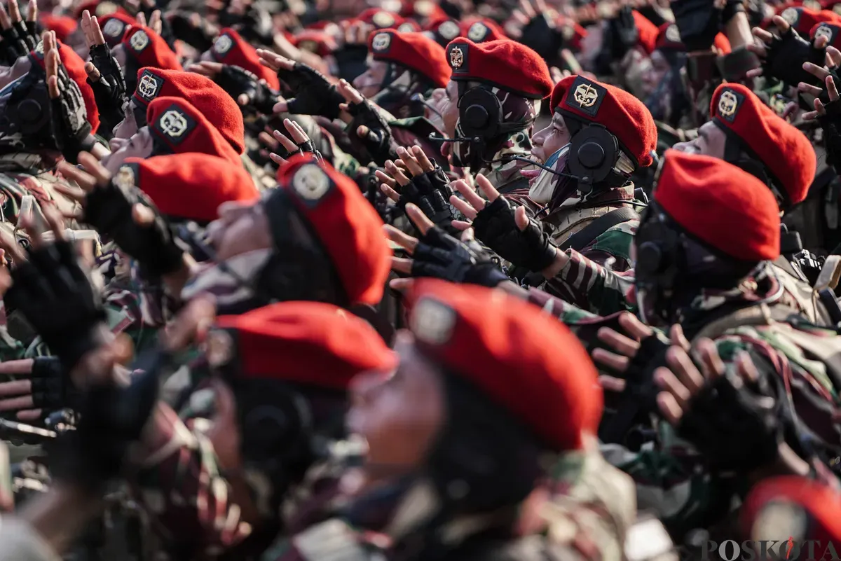 Prajurit TNI mengikuti defile pasukan dalam peringatan HUT ke-80 TNI di kawasan Silang Monas, Jakarta, Minggu, 5 Oktober 2025. (Sumber: Poskota/Bilal Nugraha Ginanjar)