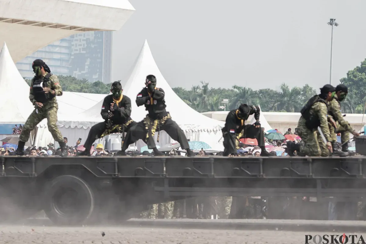Prajurit TNI mendemonstrasikan operasi serbuan cepat dalam peringatan HUT ke-80 TNI di kawasan Silang Monas, Jakarta, Minggu, 5 Oktober 2025. (Sumber: Poskota/Bilal Nugraha Ginanjar)