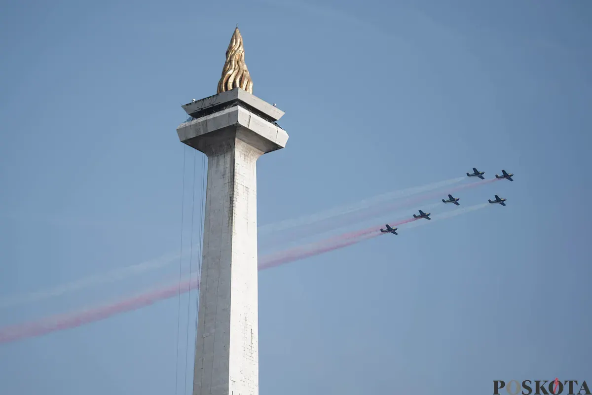 Tim Jupiter Aerobatic Team TNI AU unjuk kebolehan manuver dalam peringatan HUT ke-80 TNI kawasan Silang Monas, Jakarta, Minggu, 5 Oktober 2025. (Sumber: Poskota/Bilal Nugraha Ginanjar)