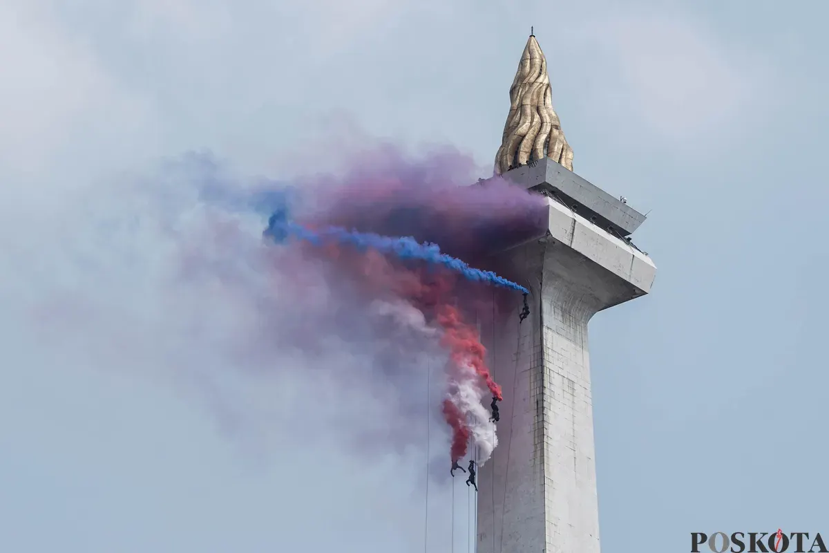 Prajurit TNI mendemonstrasikan operasi serbuan cepat dalam peringatan HUT ke-80 TNI di kawasan Silang Monas, Jakarta, Minggu, 5 Oktober 2025. (Sumber: Poskota/Bilal Nugraha Ginanjar)