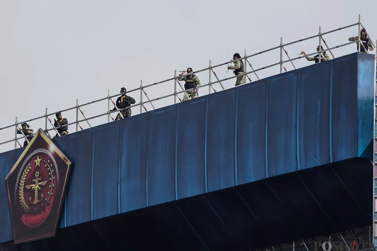 Prajurit TNI mendemonstrasikan operasi serbuan cepat dalam peringatan HUT ke-80 TNI di kawasan Silang Monas, Jakarta, Minggu, 5 Oktober 2025. (Sumber: Poskota/Bilal Nugraha Ginanjar)