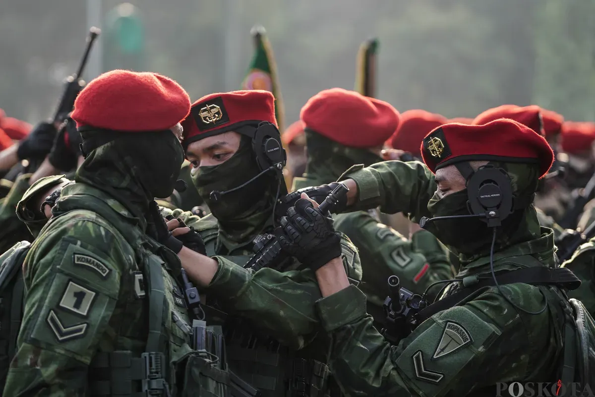 Prajurit TNI bersiap mengikuti defile pasukan dalam peringatan HUT ke-80 TNI di kawasan Silang Monas, Jakarta, Minggu, 5 Oktober 2025. (Sumber: Poskota/Bilal Nugraha Ginanjar)
