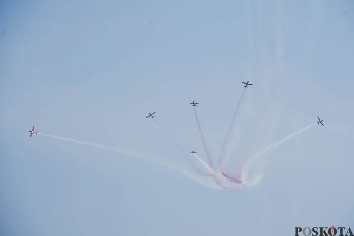 Tim Jupiter Aerobatic Team TNI AU unjuk kebolehan manuver dalam peringatan HUT ke-80 TNI kawasan Silang Monas, Jakarta, Minggu, 5 Oktober 2025. (Sumber: Poskota/Bilal Nugraha Ginanjar)