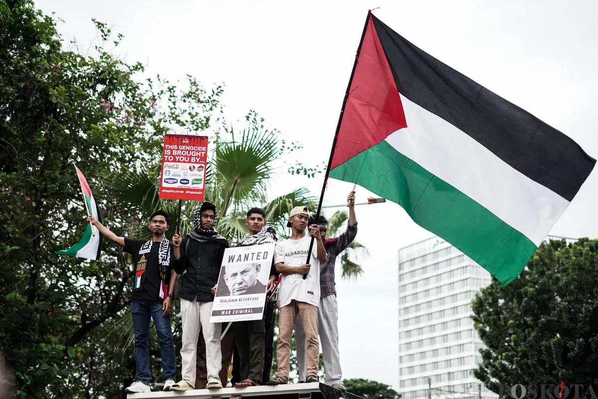 Massa aksi menggelar solidaritas memperingati dua tahun genosida di Gaza, Palestina, di depan Kedutaan Besar Amerika Serikat, Jakarta, Selasa, 7 Oktober 2025. (Sumber: Poskota/Bilal Nugraha Ginanjar)