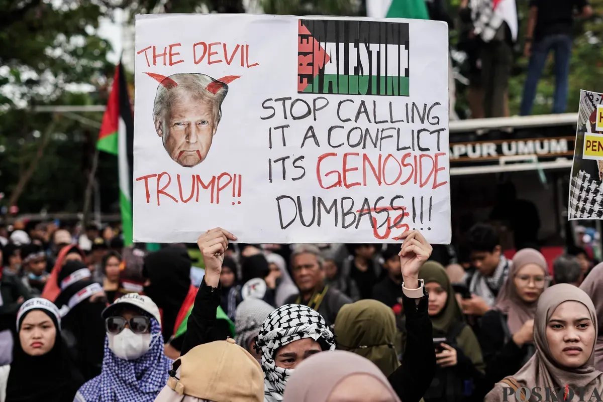 Massa aksi menggelar solidaritas memperingati dua tahun genosida di Gaza, Palestina, di depan Kedutaan Besar Amerika Serikat, Jakarta, Selasa, 7 Oktober 2025. (Sumber: Poskota/Bilal Nugraha Ginanjar)