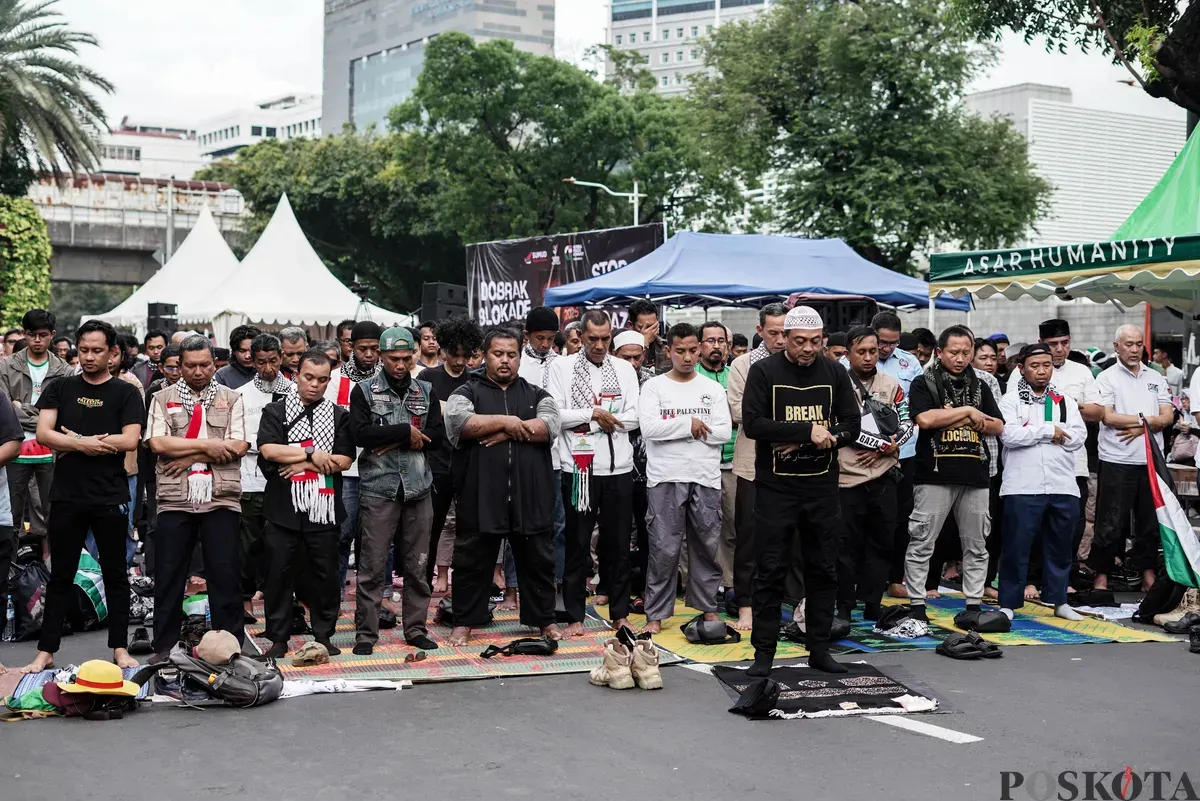 Massa aksi menggelar solidaritas memperingati dua tahun genosida di Gaza, Palestina, di depan Kedutaan Besar Amerika Serikat, Jakarta, Selasa, 7 Oktober 2025. (Sumber: Poskota/Bilal Nugraha Ginanjar)