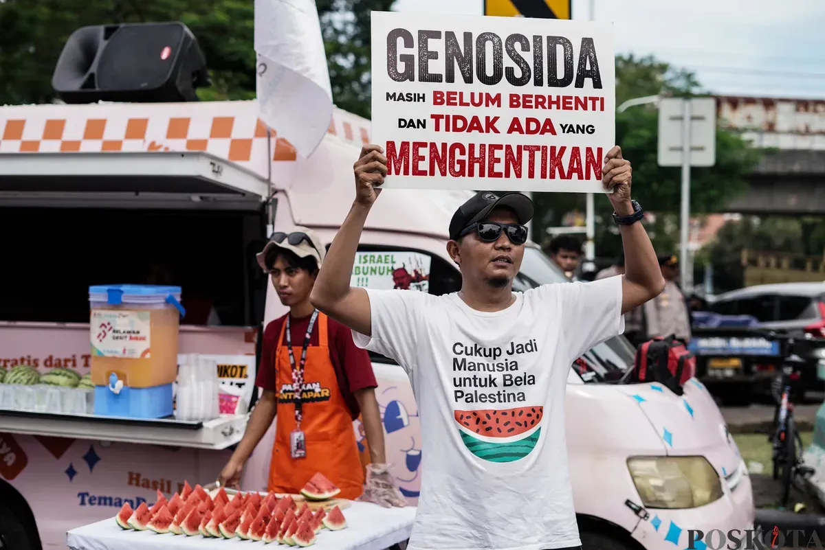 Massa aksi menggelar solidaritas memperingati dua tahun genosida di Gaza, Palestina, di depan Kedutaan Besar Amerika Serikat, Jakarta, Selasa, 7 Oktober 2025. (Sumber: Poskota/Bilal Nugraha Ginanjar)