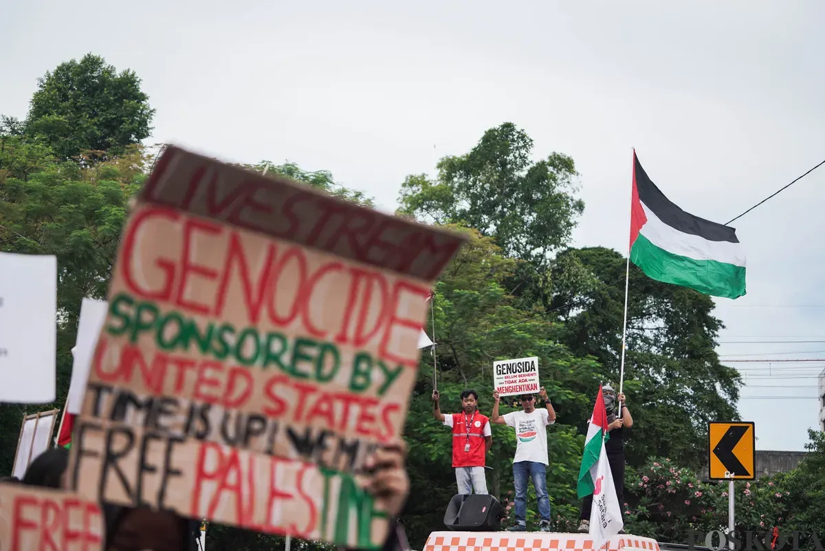 Massa aksi menggelar solidaritas memperingati dua tahun genosida di Gaza, Palestina, di depan Kedutaan Besar Amerika Serikat, Jakarta, Selasa, 7 Oktober 2025. (Sumber: Poskota/Bilal Nugraha Ginanjar)