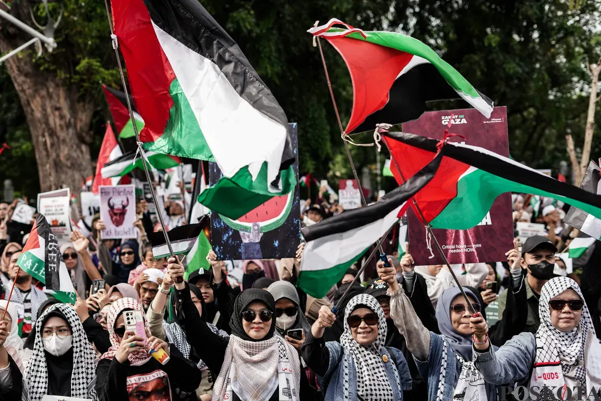 Massa aksi menggelar solidaritas memperingati dua tahun genosida di Gaza, Palestina, di depan Kedutaan Besar Amerika Serikat, Jakarta, Selasa, 7 Oktober 2025. (Sumber: Poskota/Bilal Nugraha Ginanjar)