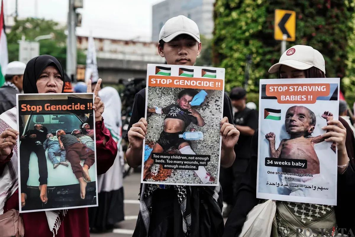 Massa aksi menggelar solidaritas memperingati dua tahun genosida di Gaza, Palestina, di depan Kedutaan Besar Amerika Serikat, Jakarta, Selasa, 7 Oktober 2025. (Sumber: Poskota/Bilal Nugraha Ginanjar)