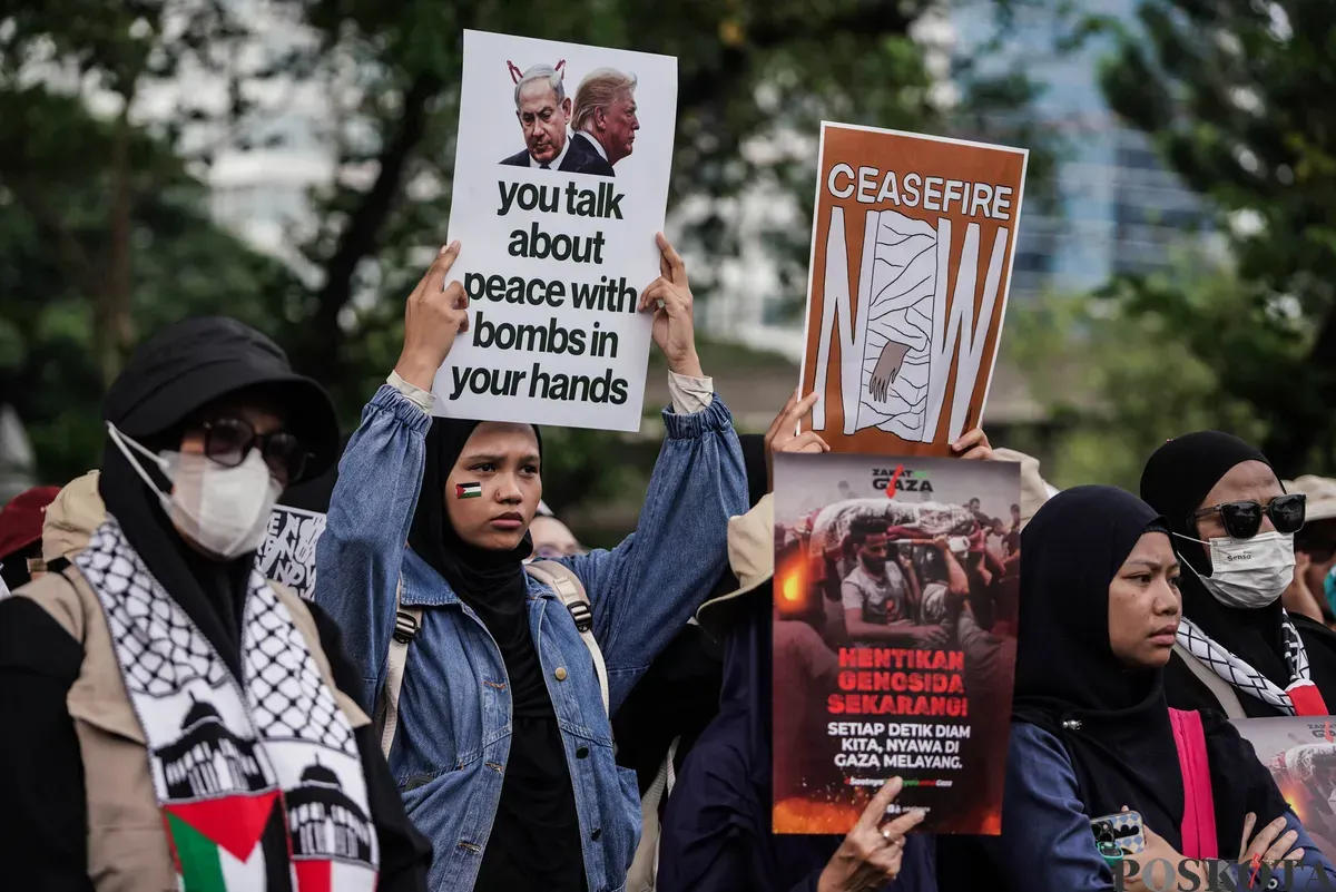 Massa aksi menggelar solidaritas memperingati dua tahun genosida di Gaza, Palestina, di depan Kedutaan Besar Amerika Serikat, Jakarta, Selasa, 7 Oktober 2025. (Sumber: Poskota/Bilal Nugraha Ginanjar)